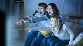 Familie ser på fladskærms TV