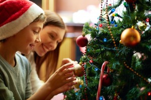 Familien pynter juletræ sammen - juleaften -jul