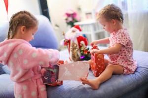 To små piger er ved at åbne deres julegaver