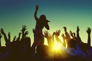 Fest med musik omkring solnedgang