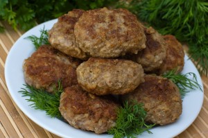 Frikadeller serveret på et hvidt fad