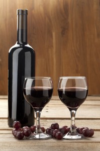 Glas med røvin og flaske med rødvin