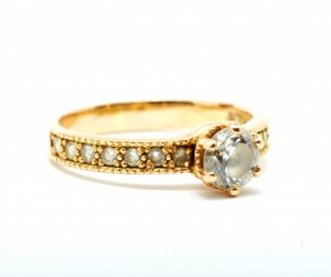 Guld ring med diamant
