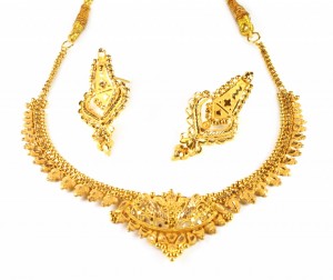 Halskæde og ørenringe i guld - smykker