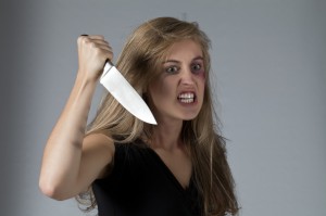 Kvinde med blåt øje truer med kokkekniv