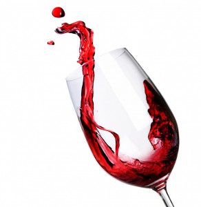 Rødvin hældes i vinglas