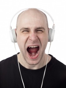Skaldet mand med hvide høretelefoner