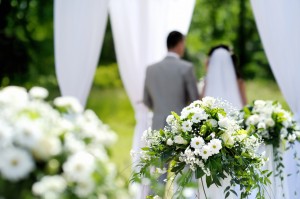 Smul blomsterbuket foran brudepar - bryllup
