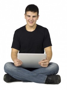 Und mand sidder med laptop computer