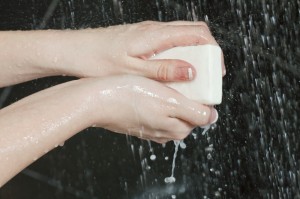Vasker hænder med rigelig sæbe