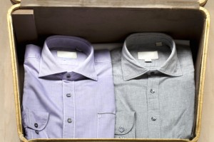 Violet og grå skjorte