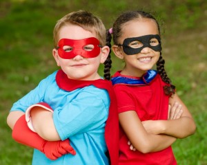 Dreng og pige udklædt som superhelt med masker