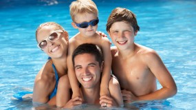 Familie i swimming pool