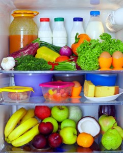 Køleskab fyldt med friske frugter og grøntsager