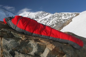 Sovepose på sneklædt bjergtop