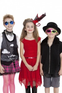 Tre børn udklædt til fastelavn