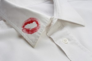 Utroskab til fest - læbestift mærker på hvid skjorte