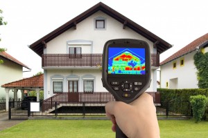 Infrarødt kamera viser varmetab i hus - energi
