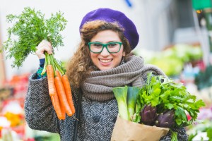 Kvinde har købt friske grøntsager