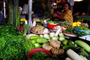 Marked med friske grøntsager