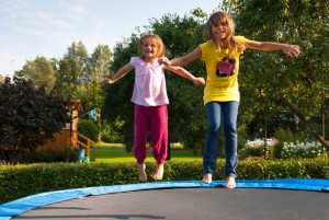 To piger hopper på en stor trampolin