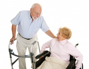 ldre dame i kørestol og ældre mand med gangstativ