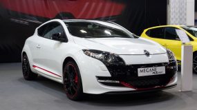 Hvid Renault Megane med fede farvede fælge fra biludstilling